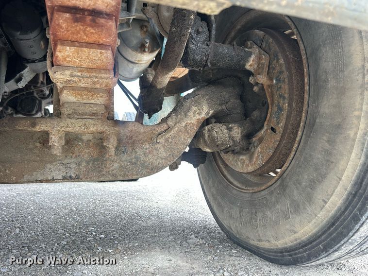 image for item ND9413 1997 Ford LNT8000 truck cab and chassis