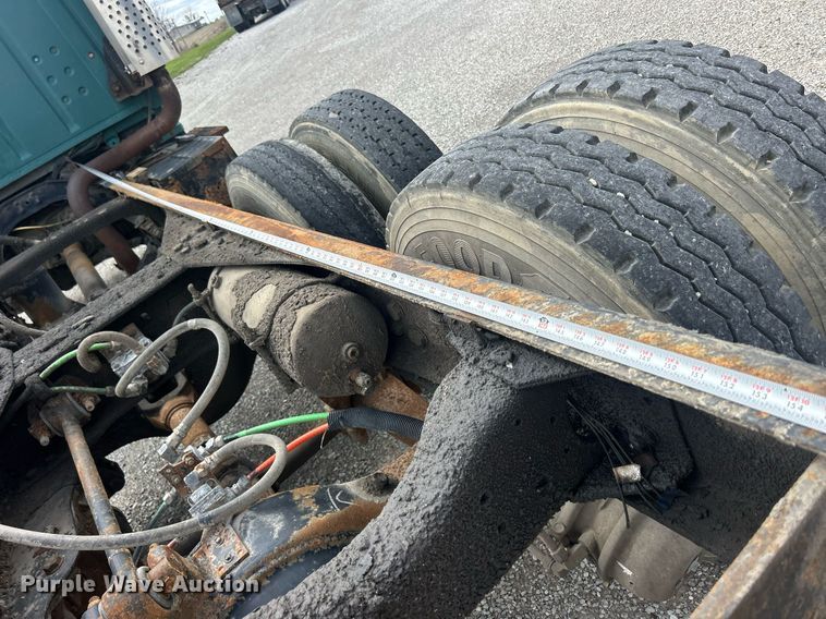 image for item ND9413 1997 Ford LNT8000 truck cab and chassis