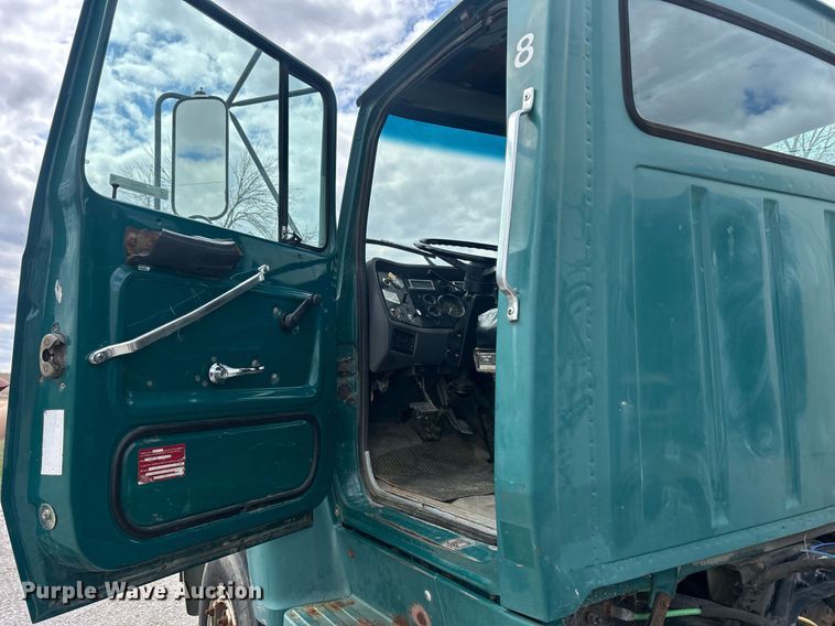 image for item ND9413 1997 Ford LNT8000 truck cab and chassis