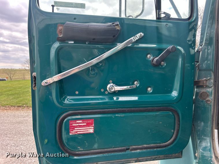 image for item ND9413 1997 Ford LNT8000 truck cab and chassis