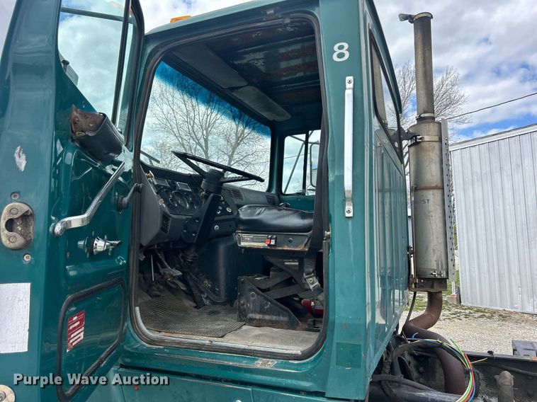 image for item ND9413 1997 Ford LNT8000 truck cab and chassis