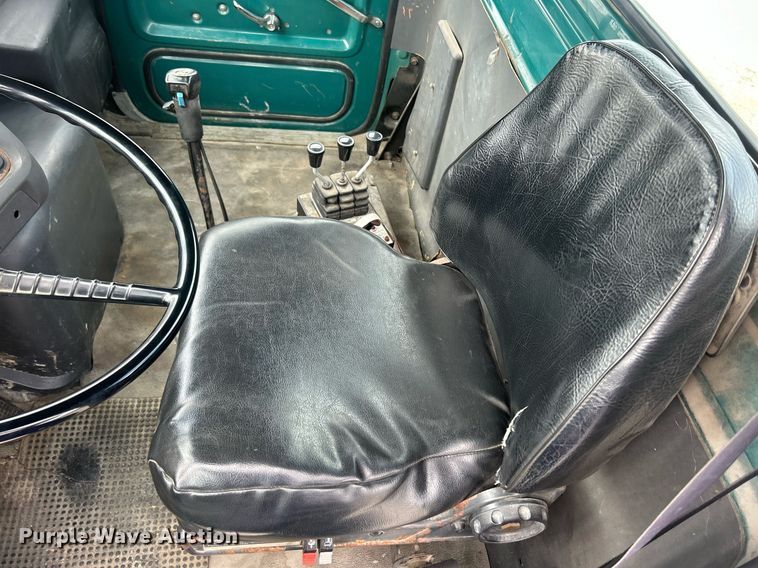 image for item ND9413 1997 Ford LNT8000 truck cab and chassis