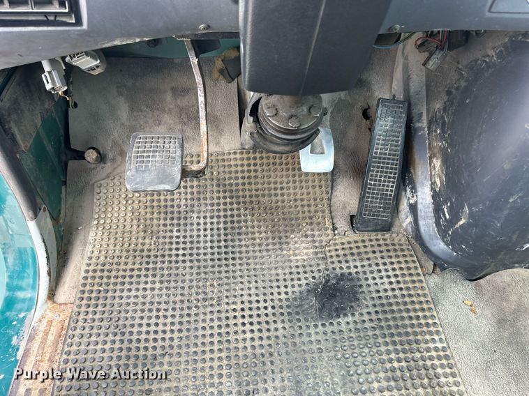 image for item ND9413 1997 Ford LNT8000 truck cab and chassis