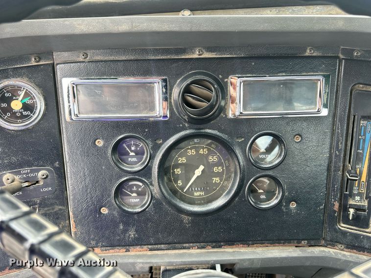 image for item ND9413 1997 Ford LNT8000 truck cab and chassis