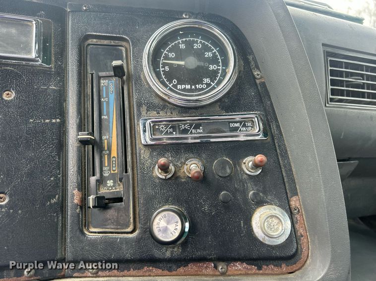 image for item ND9413 1997 Ford LNT8000 truck cab and chassis