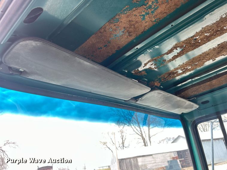 image for item ND9413 1997 Ford LNT8000 truck cab and chassis