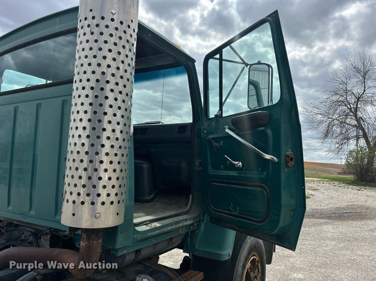 image for item ND9413 1997 Ford LNT8000 truck cab and chassis