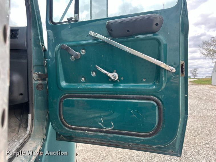 image for item ND9413 1997 Ford LNT8000 truck cab and chassis