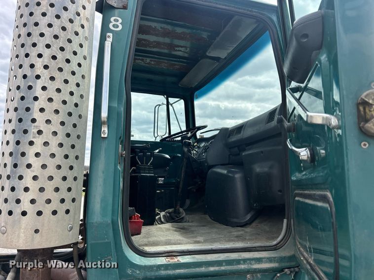 image for item ND9413 1997 Ford LNT8000 truck cab and chassis