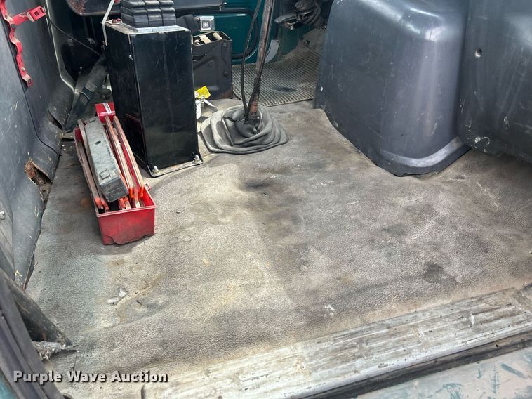 image for item ND9413 1997 Ford LNT8000 truck cab and chassis