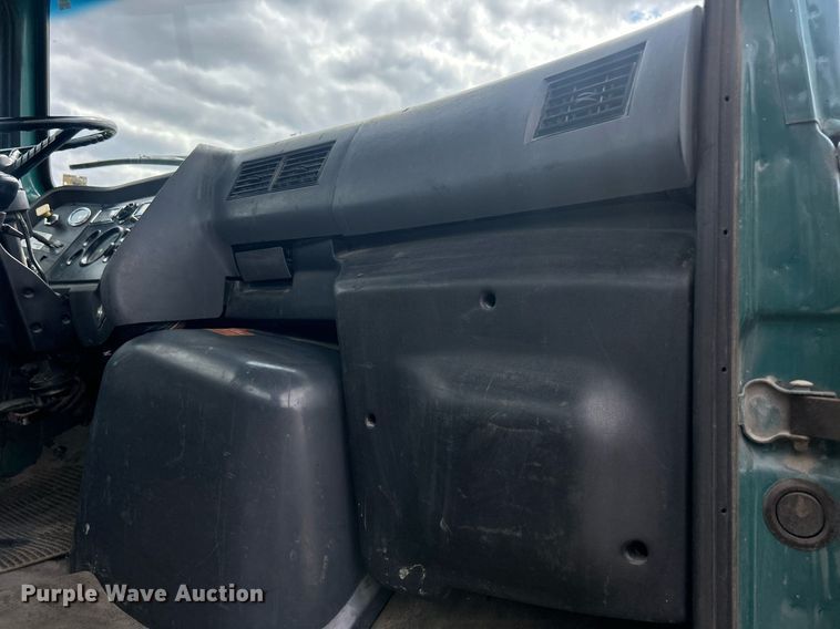image for item ND9413 1997 Ford LNT8000 truck cab and chassis