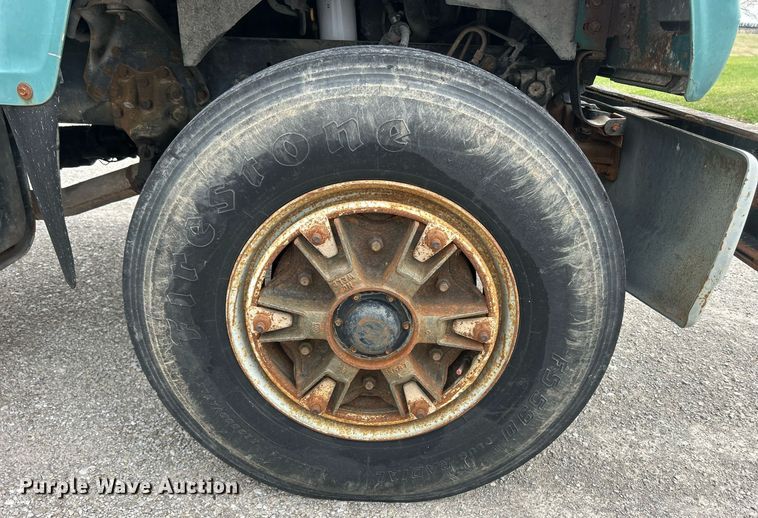 image for item ND9413 1997 Ford LNT8000 truck cab and chassis