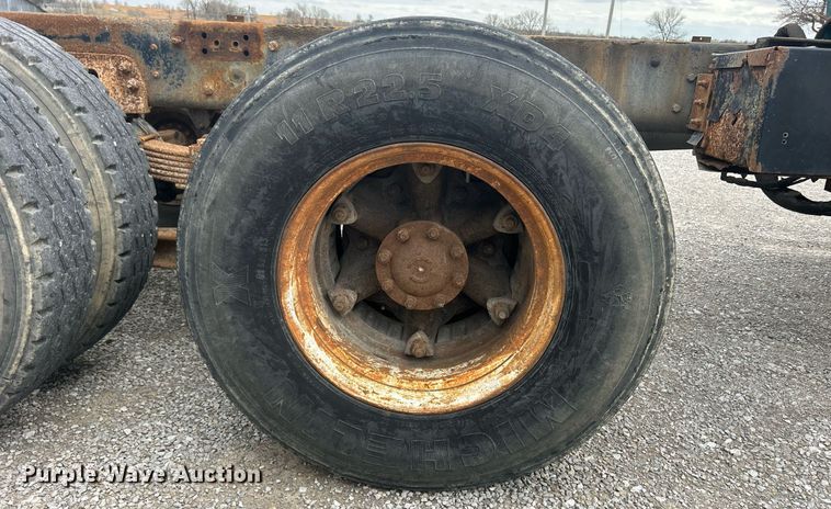 image for item ND9413 1997 Ford LNT8000 truck cab and chassis