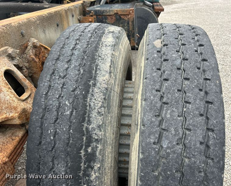 image for item ND9413 1997 Ford LNT8000 truck cab and chassis