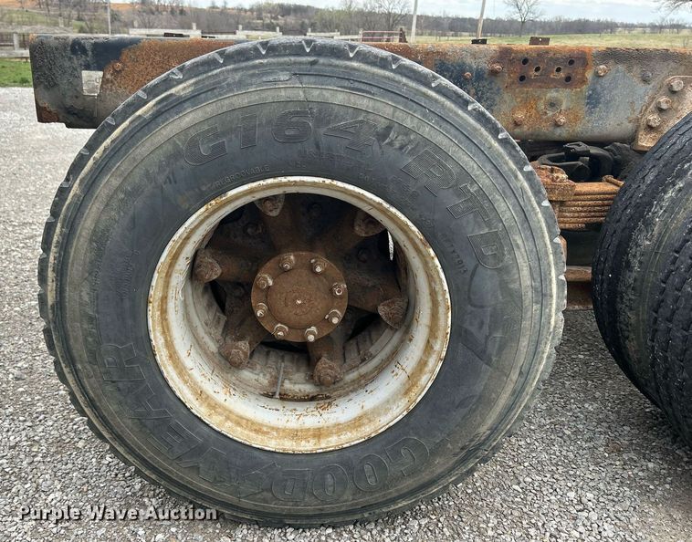 image for item ND9413 1997 Ford LNT8000 truck cab and chassis