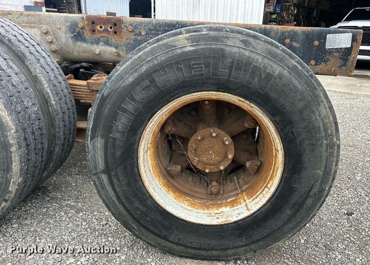 image for item ND9413 1997 Ford LNT8000 truck cab and chassis