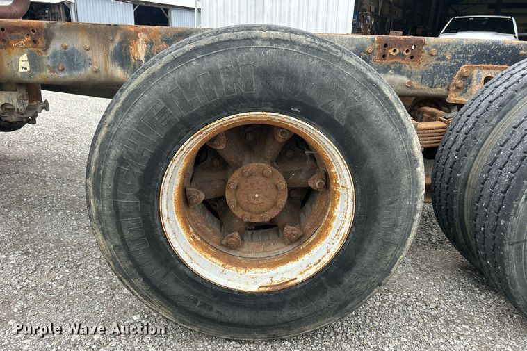 image for item ND9413 1997 Ford LNT8000 truck cab and chassis