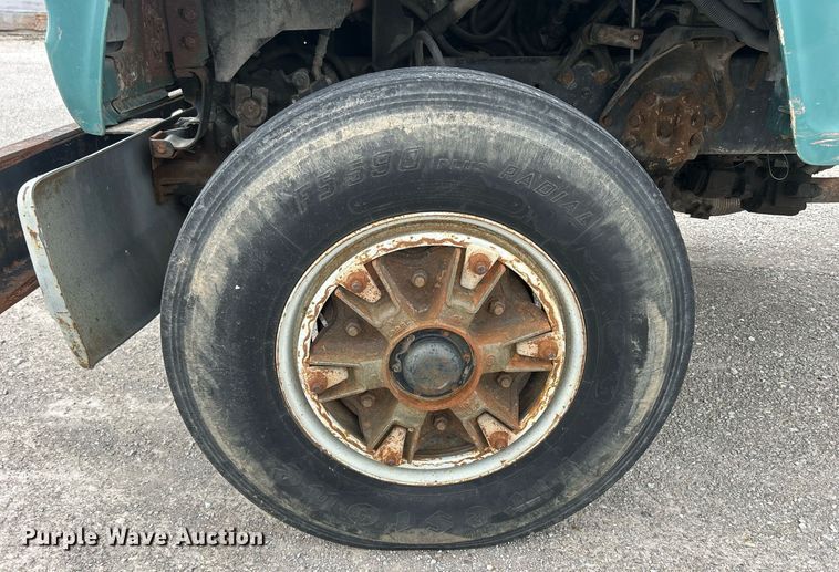 image for item ND9413 1997 Ford LNT8000 truck cab and chassis