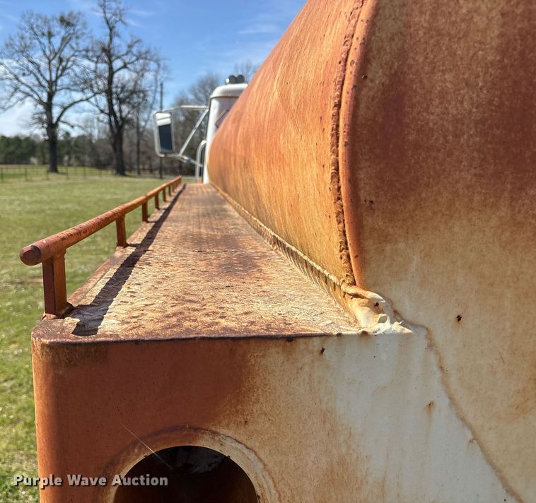 image for item OB9484 1991 International 4900 fuel truck