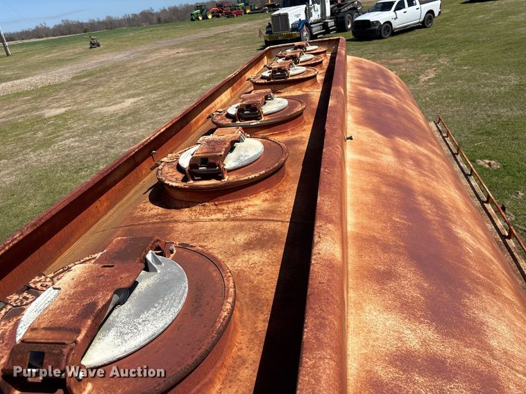 image for item OB9484 1991 International 4900 fuel truck