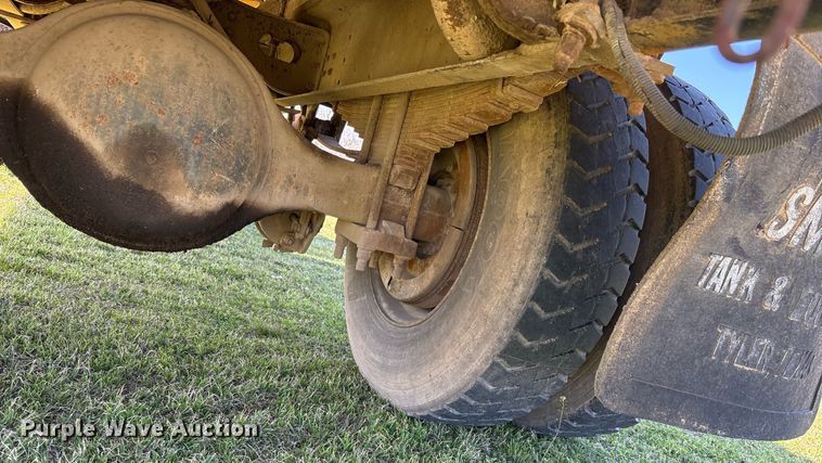 image for item OB9484 1991 International 4900 fuel truck