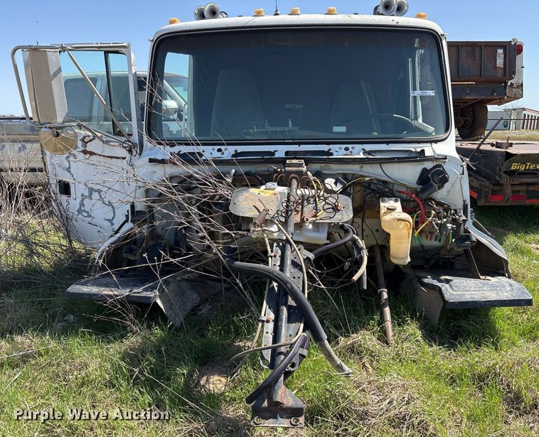 image for item OB9550 1994 Ford LTL 9000 truck cab and chassis