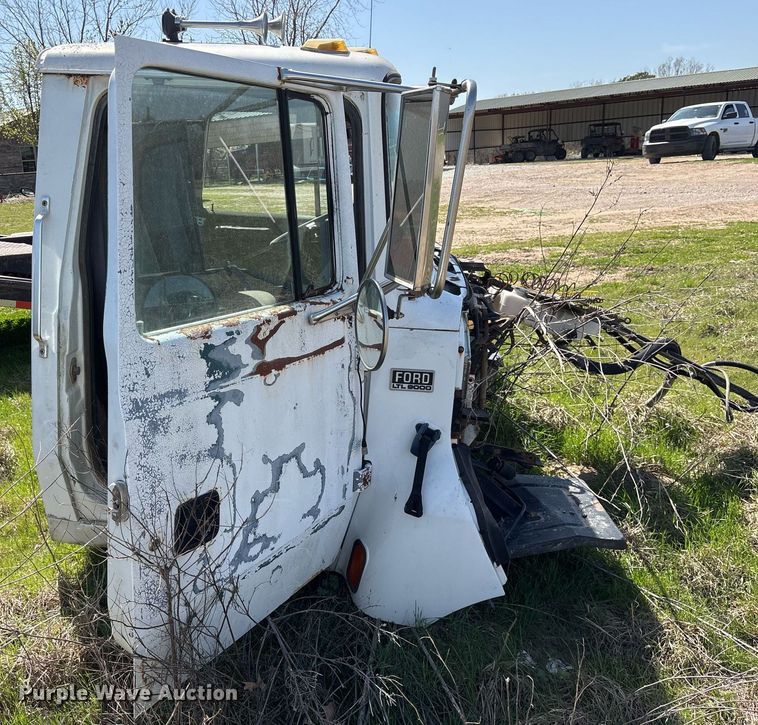 image for item OB9550 1994 Ford LTL 9000 truck cab and chassis