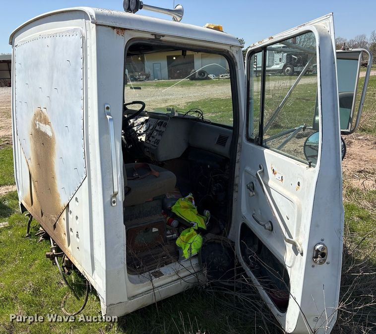 image for item OB9550 1994 Ford LTL 9000 truck cab and chassis