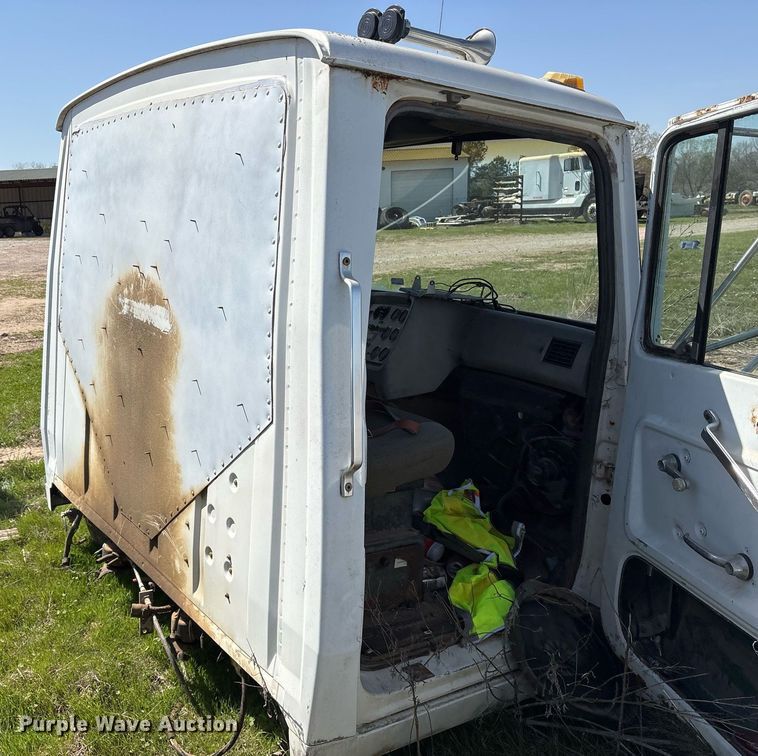 image for item OB9550 1994 Ford LTL 9000 truck cab and chassis