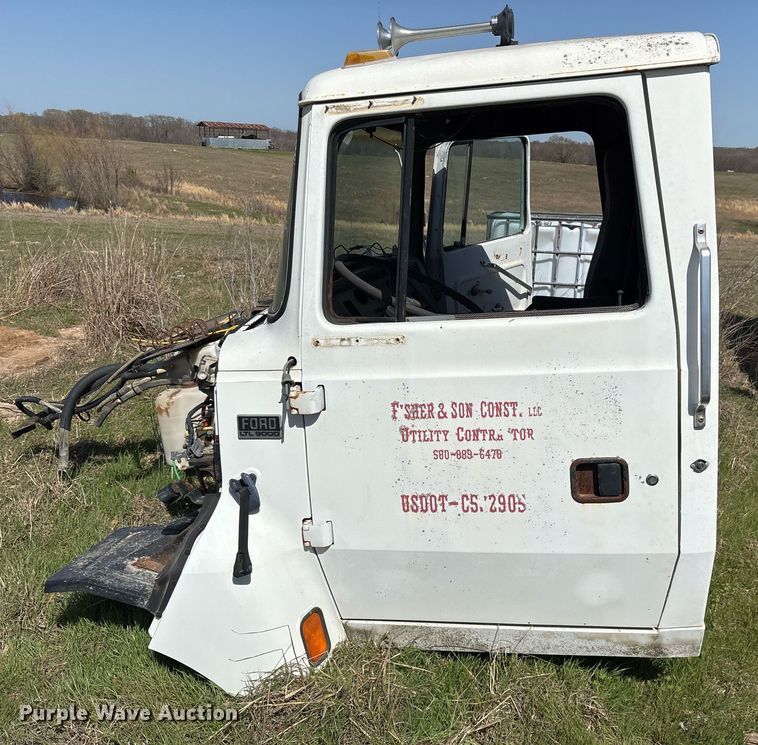 image for item OB9550 1994 Ford LTL 9000 truck cab and chassis