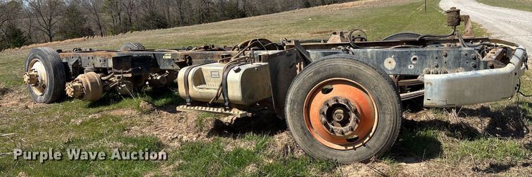 image for item OB9550 1994 Ford LTL 9000 truck cab and chassis