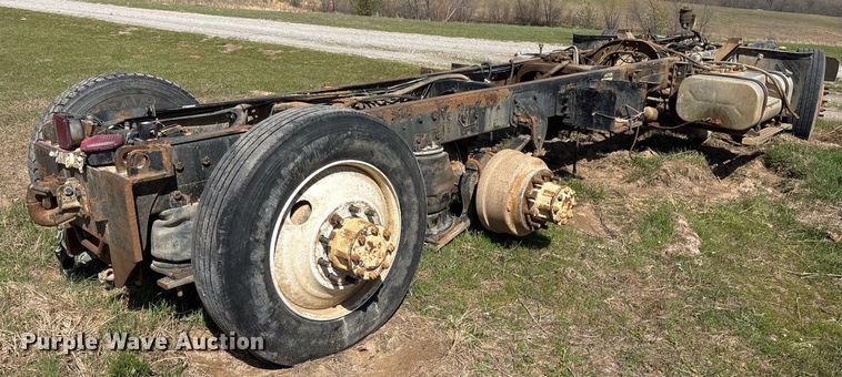 image for item OB9550 1994 Ford LTL 9000 truck cab and chassis