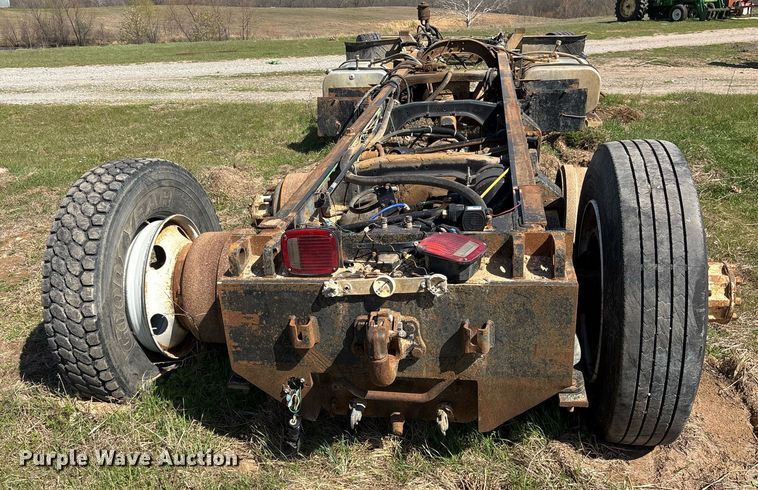 image for item OB9550 1994 Ford LTL 9000 truck cab and chassis