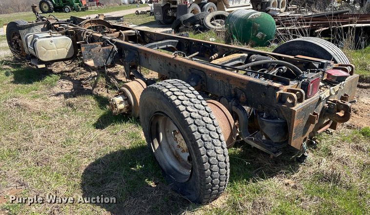 image for item OB9550 1994 Ford LTL 9000 truck cab and chassis