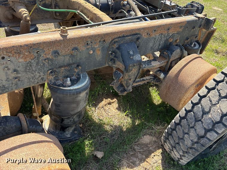 image for item OB9550 1994 Ford LTL 9000 truck cab and chassis