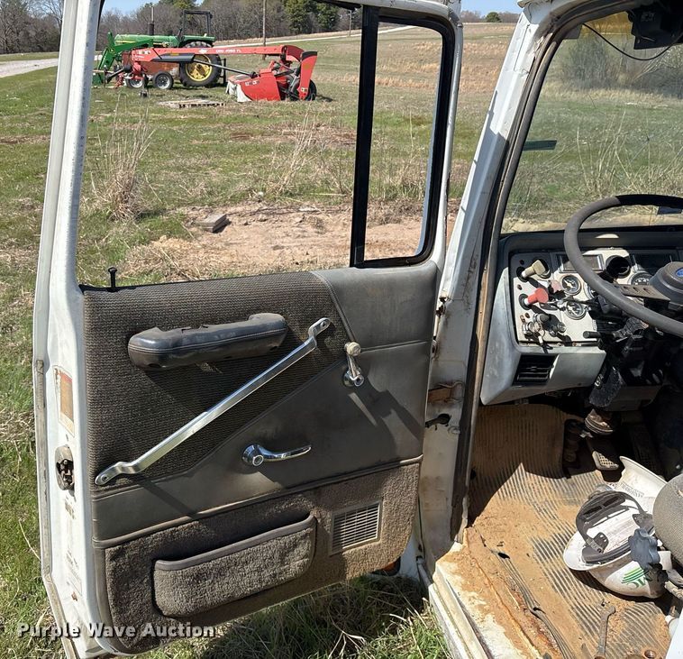 image for item OB9550 1994 Ford LTL 9000 truck cab and chassis