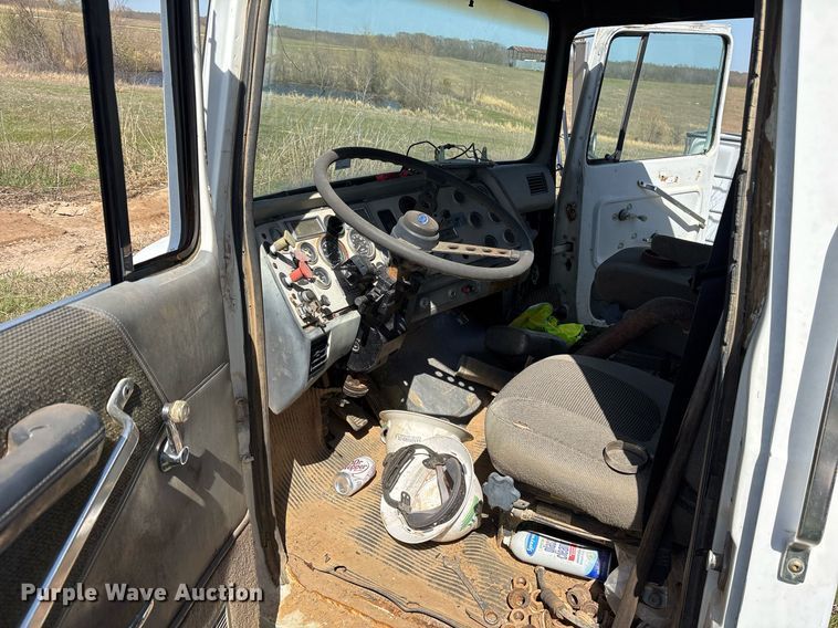 image for item OB9550 1994 Ford LTL 9000 truck cab and chassis