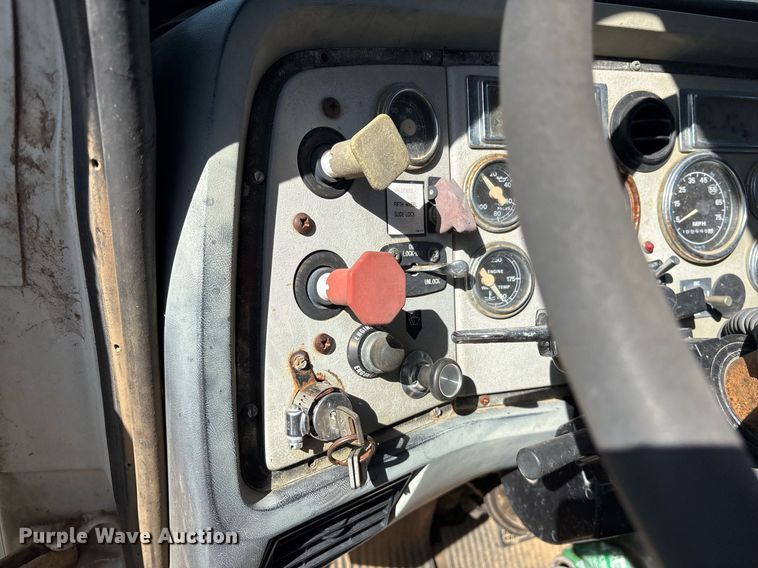 image for item OB9550 1994 Ford LTL 9000 truck cab and chassis