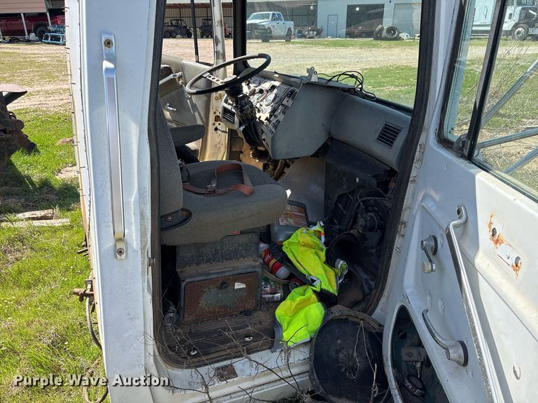image for item OB9550 1994 Ford LTL 9000 truck cab and chassis