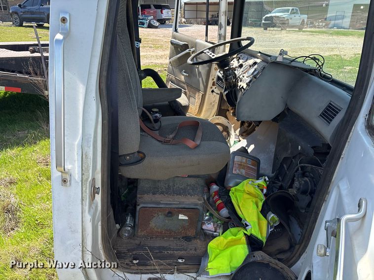 image for item OB9550 1994 Ford LTL 9000 truck cab and chassis