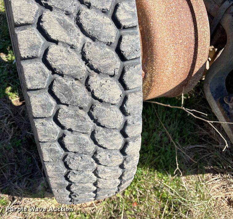 image for item OB9550 1994 Ford LTL 9000 truck cab and chassis