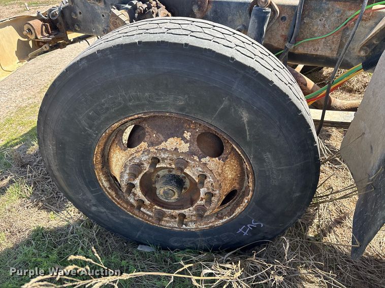 image for item OB9550 1994 Ford LTL 9000 truck cab and chassis