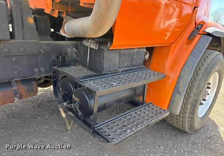 image for item OB9553 2002 Freightliner FL112 roll-off container truck