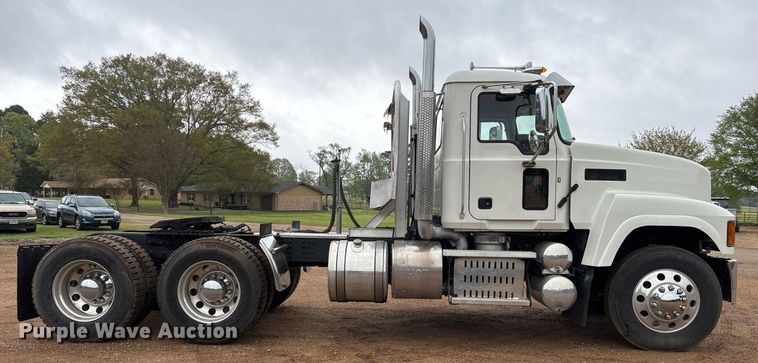 image for item OB9598 2015 Mack CHU613 semi truck