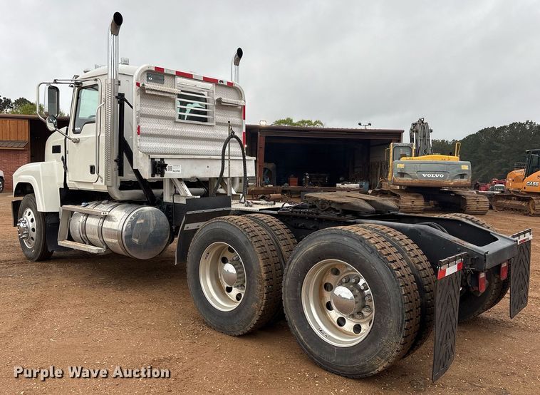 image for item OB9598 2015 Mack CHU613 semi truck