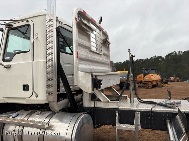 image for item OB9598 2015 Mack CHU613 semi truck