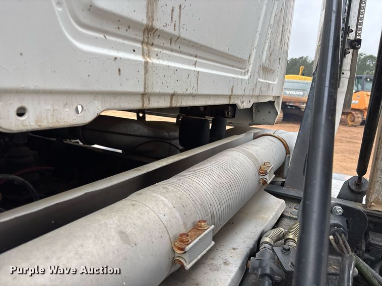 image for item OB9598 2015 Mack CHU613 semi truck