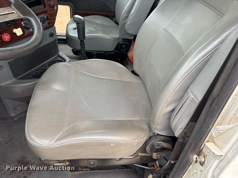 image for item OB9598 2015 Mack CHU613 semi truck