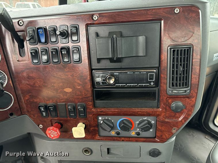 image for item OB9598 2015 Mack CHU613 semi truck