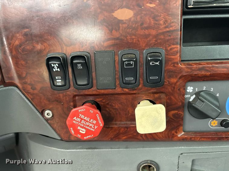 image for item OB9598 2015 Mack CHU613 semi truck